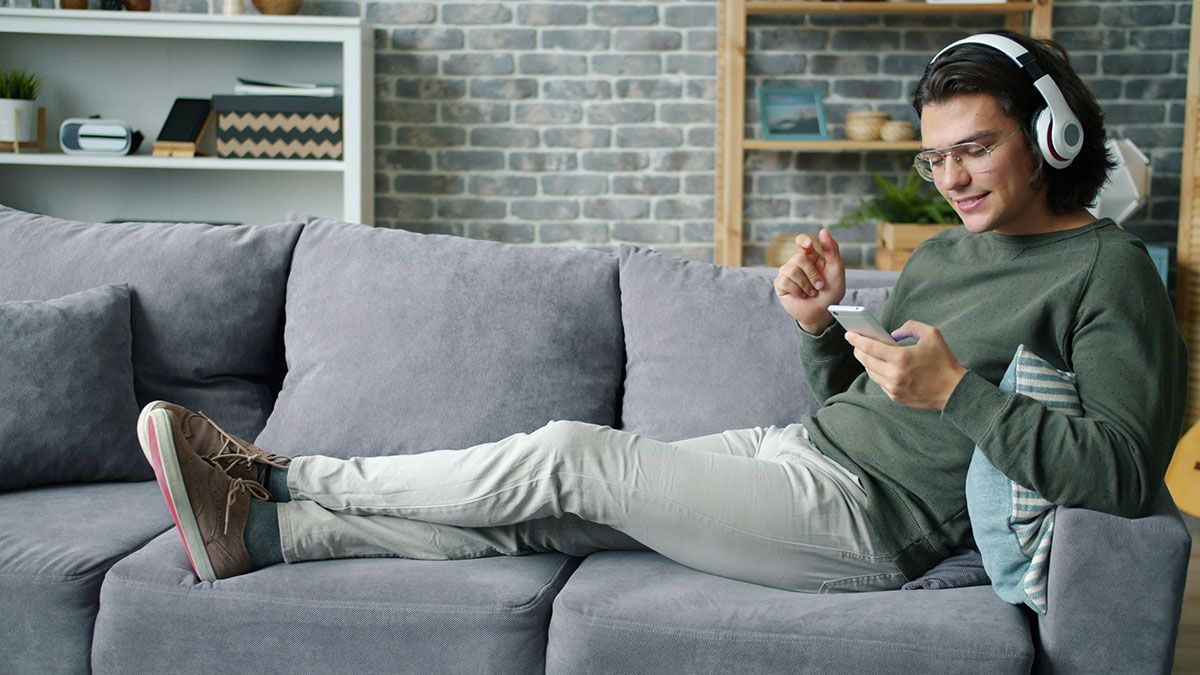 Musik og podcasts som baggrundsunivers